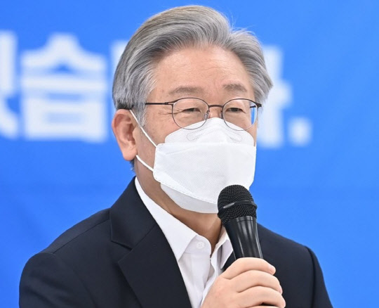 이재명 더불어민주당 대선 후보가 26일 오후 경기도 성남시의료원을 방문해 관계자들과 간담회를 하고 있다. <연합뉴스>